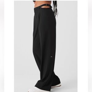 Alo Yoga Mid-Rise Showdown Trouser